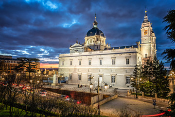 Obraz premium Almudena Cathedral in Madrid at dusk