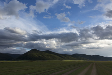 Landstraße durch die Steppe der mittleren Mongolei