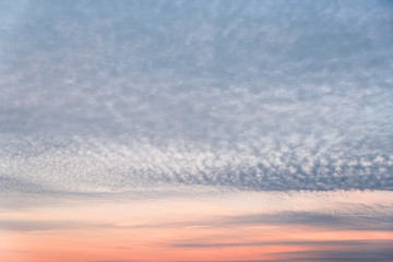 Sanfte Sonnenuntergangsstimmung mit grauen Schäfchenwolken