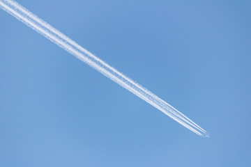 Flugzeug im blauen Himmel