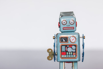 Blechroboter-Spielzeug, Methapher für Chatbot / Socialbot und Algorithmen - obrazy, fototapety, plakaty