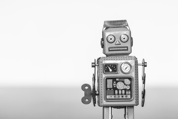 Blechroboter-Spielzeug, Methapher für Chatbot / Socialbot und Algorithmen, schwarz weiß