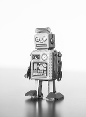 Fototapeta premium Blechroboter-Spielzeug, Methapher für Chatbot / Socialbot und Algorithmen, Hochformat schwarz weiß