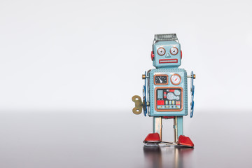 Blechroboter-Spielzeug, Methapher für Chatbot / Socialbot und Algorithmen - obrazy, fototapety, plakaty
