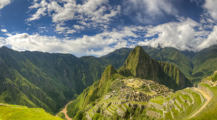 Vista panorámica de Machu Picchu en Perú - obrazy, fototapety, plakaty