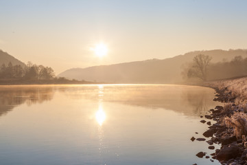 Fototapeta premium Sonnenaufgang im Winter an der Elbe