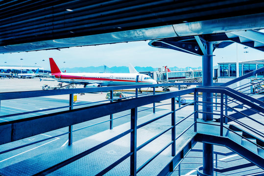 Airport en vliegtuigen boarding bruggen