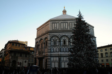Fototapeta na wymiar Christmas Tree in Piazzadel Duomo Florence with Baptistery on background. Italy.