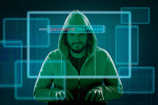 Hacker am Computer findet Passwort