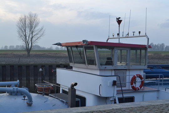 kajuit van een binnenvaartschip met aalscholver op de achtergrond
