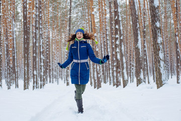 Fototapeta na wymiar young female enjoying winter in snowy park