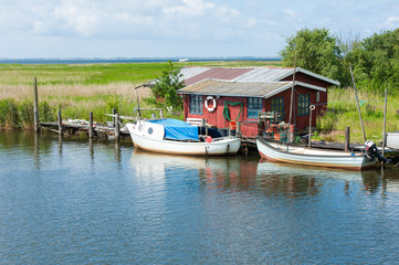 Hütten und Boote am Fjord, Jütland, Dänemark