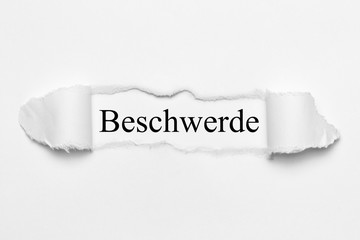 Beschwerde auf weißen gerissenen Papier