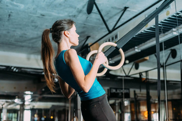 Fototapeta na wymiar young sporty woman in gym
