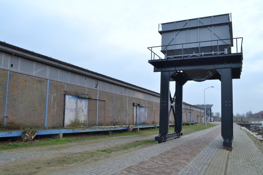 verlaten havenloods in Doesburg met vervoerskraan op rails
