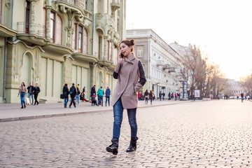 Naklejka premium female speaking on phone