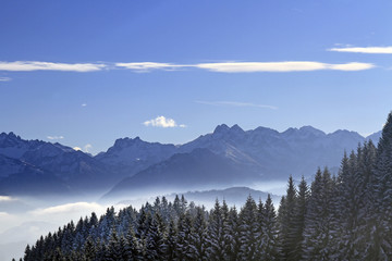 Schneebedeckte Berge im Allgäu Richtung Oberstdorf