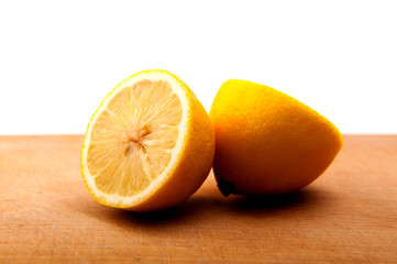 лимон на доске