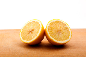 лимон на доске