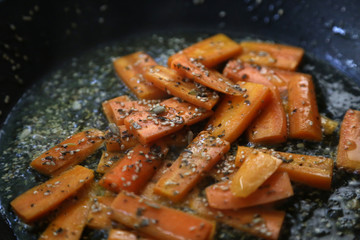 karotten mit sesam im wok gebraten