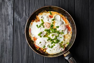 Photo sur Plexiglas Oeufs sur le plat Breakfast on the table: a fried egg in frying pan