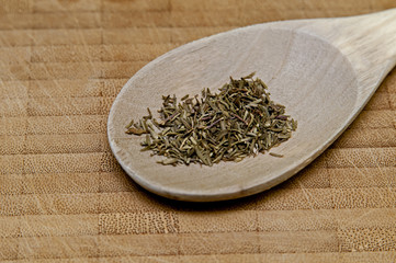 Thymian mit Holzlöffel auf Holzbrett