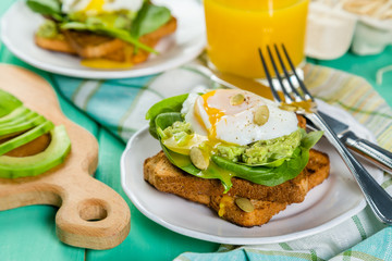 Sandwich with spinach, avocado and egg