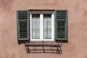 Typisches Fenster eines Wohnhauses in Italien