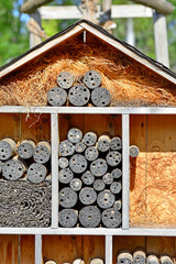Insektenhotel mit Nistmöglichkeiten