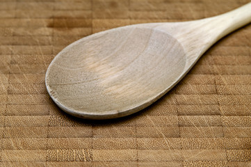 Holzlöffel auf einem Holzbrett