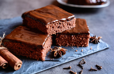 Delicious cocoa gingerbread cake with marmalade and chocolate topping - obrazy, fototapety, plakaty
