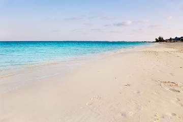 Zonsonderganglicht verwarmt het witte zand van Seven Mile Beach, Grand Cayman