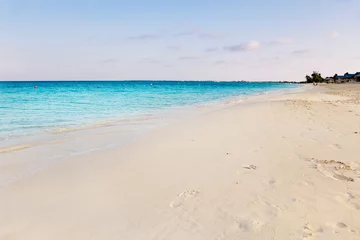 Crédence de cuisine en verre imprimé Plage de Seven Mile, Grand Cayman La lumière du coucher du soleil réchauffe le sable blanc de Seven Mile Beach, Grand Cayman
