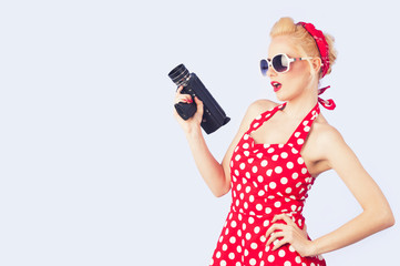 femme pin-up vintage avec caméra