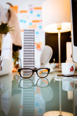 Lunettes sur un bureau