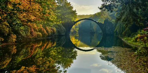 Fototapete Rakotzbrücke Erstaunlicher Ort in Deutschland - Rakotzbrücke, auch bekannt als Teufelsbrücke in Kromlau.