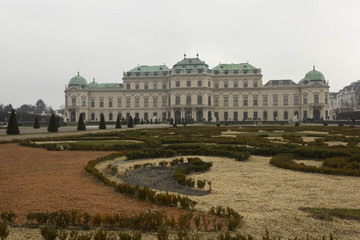 Obraz premium Backside of Schloss Belvedere building in Vienna in a winter foggy day