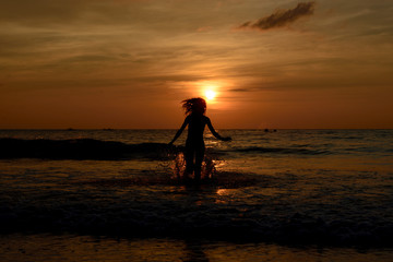 Naklejka premium Girls sadow on the beach
