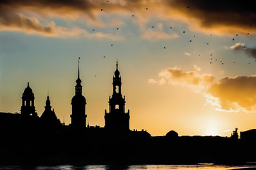 Naklejka premium Silhouette von Dresden im Sonnenuntergang