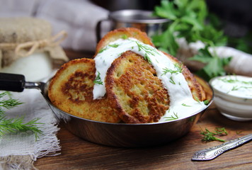 оладьи картофельные со сметаной и укропом