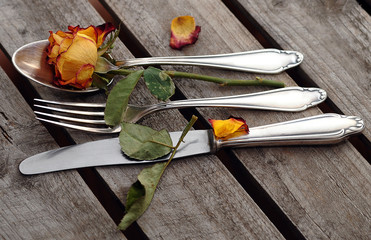 altes Silberbesteck mit verblühter Rose
