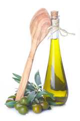 Aceite de oliva aislado sobre fondo blanco