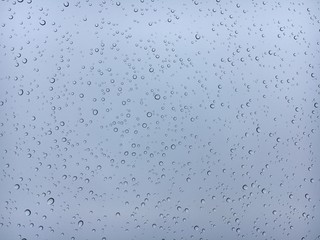 Kleine Regentropfen auf Glas