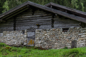 berghuette aus stein