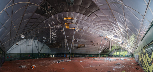 verfallene tennishalle panorama