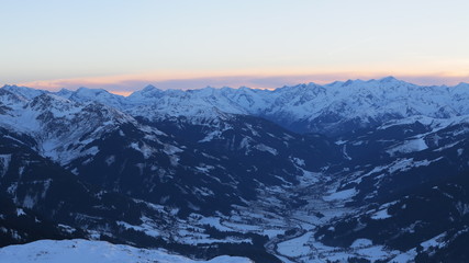Gipfel der Kitzbüheler Alpen in Österreich Abends