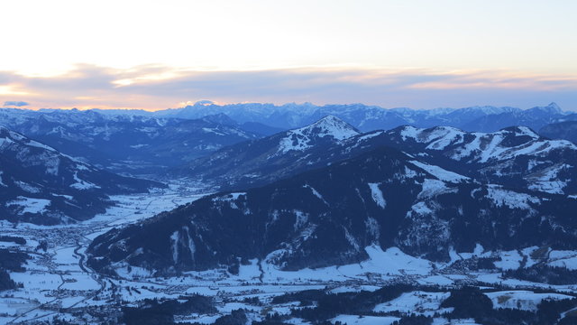 Abendlicht über Tiroler Alpen in Kitzbühel in Österreich