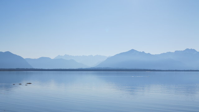 sch&ouml;ner Chiemsee und chiemgauer Alpen in Deutschland in Bayern