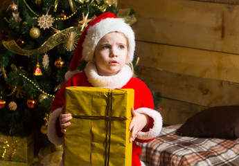 Obraz na płótnie Canvas christmas serious girl with present box