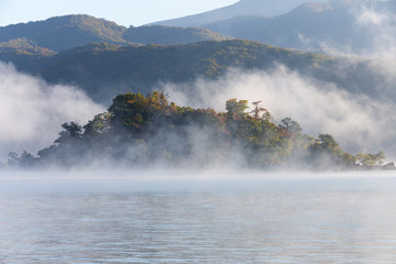 朝靄の檜原湖